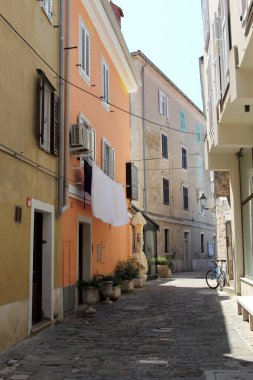 Slovenya, Piran 'da eski dar bir cadde. Piran, Slovenya 'nın Adriyatik Denizi' nin güneybatısında, bölgenin idari merkezi ve Slovenya 'nın başlıca turistik merkezlerinden biri olan küçük bir kasabadır..