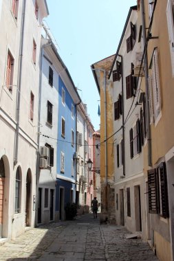 Slovenya, Piran 'da eski dar bir cadde. Piran, Slovenya 'nın Adriyatik Denizi' nin güneybatısında, bölgenin idari merkezi ve Slovenya 'nın başlıca turistik merkezlerinden biri olan küçük bir kasabadır..