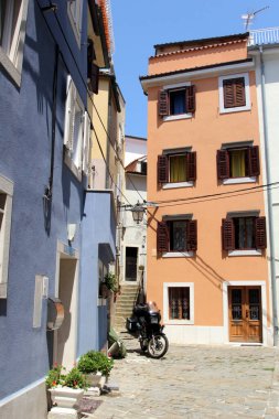 Slovenya, Piran 'ın tarihi mimarisi. Piran, Slovenya 'nın Adriyatik Denizi' nin güneybatısında, bölgenin idari merkezi ve Slovenya 'nın başlıca turistik merkezlerinden biri olan küçük bir kasabadır..