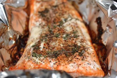 Rosmarin ile ızgara balık bifteği.