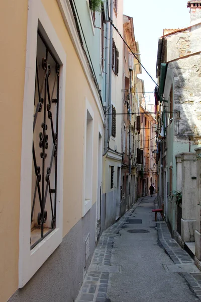 Antigua Calle Estrecha Piran Eslovenia Piran Una Pequeña Ciudad Suroeste — Foto de Stock