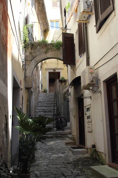 Antigua Calle Estrecha Piran Eslovenia Piran Una Pequeña Ciudad Suroeste —  Fotos de Stock