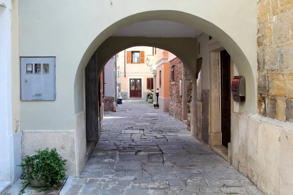 Antigua Calle Estrecha Piran Eslovenia Piran Una Pequeña Ciudad Suroeste — Foto de Stock