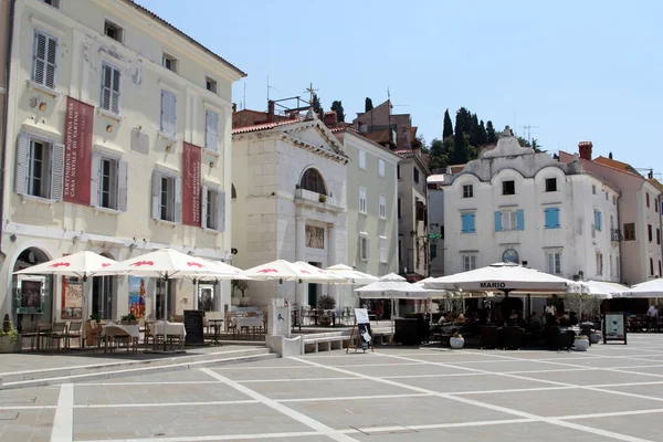 スロベニアのピランの歴史的建造物 ピランはアドリア海のスロベニア南西部の小さな町で 地方の行政の中心地であり スロベニアの主要な観光スポットの1つです — ストック写真