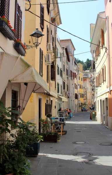 Vieille Rue Étroite Piran Slovénie Piran Est Une Petite Ville Photo De Stock