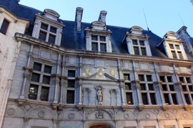 Grenoble geceleri. Grenoble, Fransa 'nın güneydoğusunda, Fransız Alpleri' nin eteklerinde yer alan bir şehirdir..