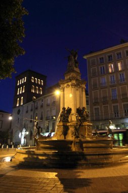Grenoble geceleri. Grenoble, Fransa 'nın güneydoğusunda, Fransız Alpleri' nin eteklerinde yer alan bir şehirdir..