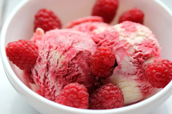 Cold Organic Dessert Raspberry Ice Cream Fresh Raspberries — Stock Photo, Image