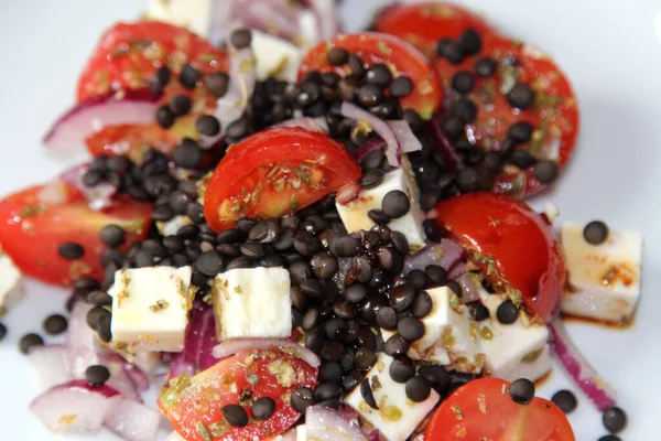 Een Salade Met Zwarte Linzen Tomaten Feta — Stockfoto