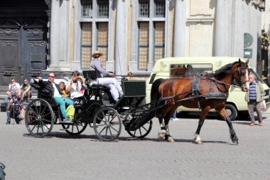 Turistler güzel Bruges 'ü (Brugge), Belçika' yı ziyaret ediyorlar. Bruges, Belçika 'nın Flaman Bölgesi' nde Batı Flanders eyaletinin başkenti ve en büyük şehridir. Tarihi kent merkezi UNESCO 'nun tanınmış bir Dünya Mirası Alanıdır..