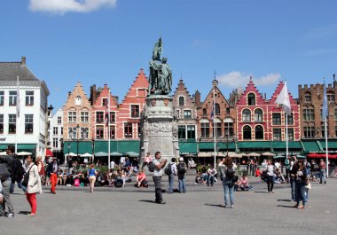 Turistler güzel Bruges 'ü (Brugge), Belçika' yı ziyaret ediyorlar. Bruges, Belçika 'nın Flaman Bölgesi' nde Batı Flanders eyaletinin başkenti ve en büyük şehridir. Tarihi kent merkezi UNESCO 'nun tanınmış bir Dünya Mirası Alanıdır..