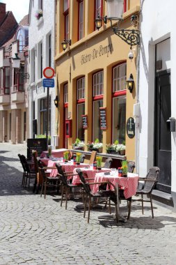 Bruges, Belçika 'daki sokak kafesi terasında.