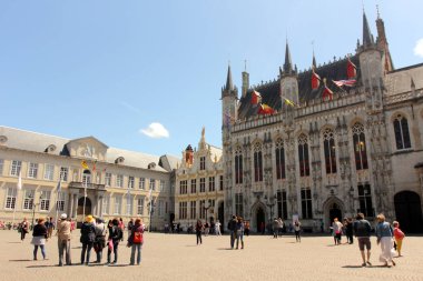 Turistler güzel Bruges 'ü (Brugge), Belçika' yı ziyaret ediyorlar. Bruges, Belçika 'nın Flaman Bölgesi' nde Batı Flanders eyaletinin başkenti ve en büyük şehridir. Tarihi kent merkezi UNESCO 'nun tanınmış bir Dünya Mirası Alanıdır..