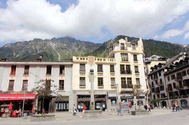 Chamonix, Fransa. Mont-Blanc, Fransa 'nın Rhne-Alpes bölgesindeki Haute-Savoie dpartement bölgesinde bir komün. 1924 Kış Olimpiyatları 'nın ilk yapıldığı yerdi..