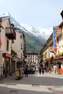 Chamonix, Fransa. Mont-Blanc, Fransa 'nın Rhne-Alpes bölgesindeki Haute-Savoie dpartement bölgesinde bir komün. 1924 Kış Olimpiyatları 'nın ilk yapıldığı yerdi..