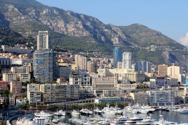 Monte Carlo Monaco 'da üst geçit şehir manzarası.