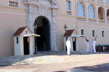 Monaco-Ville, Monako 'daki saray meydanı. Monako Prensi sarayı popüler bir turist merkezidir..