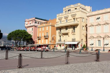 Monaco-Ville, Monako 'daki saray meydanı. Monako Prensi sarayı popüler bir turist merkezidir..