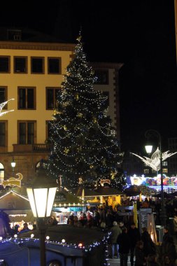 Wiesbaden, Hesse, Almanya 'daki Noel Pazarı' nın tadını çıkaran insanlar