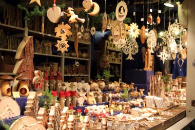 Wiesbaden, Hesse, Almanya 'daki Noel Pazarı' nın tadını çıkaran insanlar