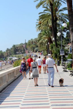 San Remo 'nun güvertesi. İtalya 'nın kuzeybatısındaki Liguria' nın Akdeniz kıyısındaki San Remo (Sanremo) tatil beldesi..