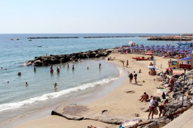 San Remo plajı, İtalya. San Remo İtalya 'nın kuzeybatısındaki Liguria' nın batısındaki Akdeniz tatil beldesidir..