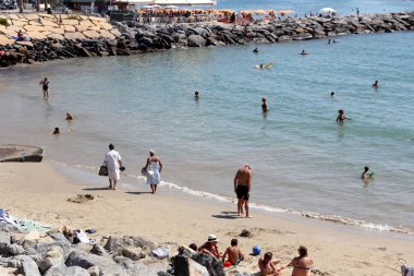 San Remo plajı, İtalya. San Remo İtalya 'nın kuzeybatısındaki Liguria' nın batısındaki Akdeniz tatil beldesidir..