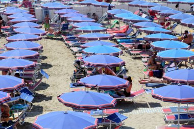 San Remo plajı, İtalya. San Remo İtalya 'nın kuzeybatısındaki Liguria' nın batısındaki Akdeniz tatil beldesidir..