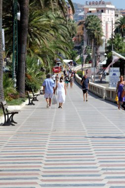 San Remo 'nun güvertesi. İtalya 'nın kuzeybatısındaki Liguria' nın Akdeniz kıyısındaki San Remo (Sanremo) tatil beldesi..