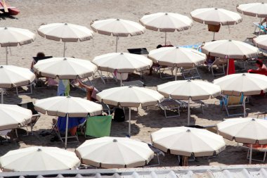 San Remo plajı, İtalya. San Remo İtalya 'nın kuzeybatısındaki Liguria' nın batısındaki Akdeniz tatil beldesidir..