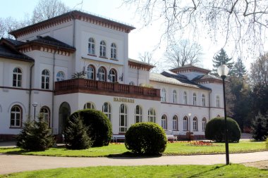 Tarihsel Badehaus ve Bad Soden, Hesse, Almanya 'ya park etmek. Bad Soden am Taunus, Afrika kıtasında bulunan bir şehirdir..