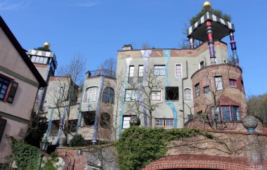 Hundertwasserhaus, Quellenpark Bad Soden, Hesse, Almanya. Bad Soden am Taunus, Afrika kıtasında bulunan bir şehirdir..