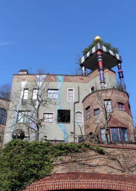 Hundertwasserhaus, Quellenpark Bad Soden, Hesse, Almanya. Bad Soden am Taunus, Afrika kıtasında bulunan bir şehirdir..