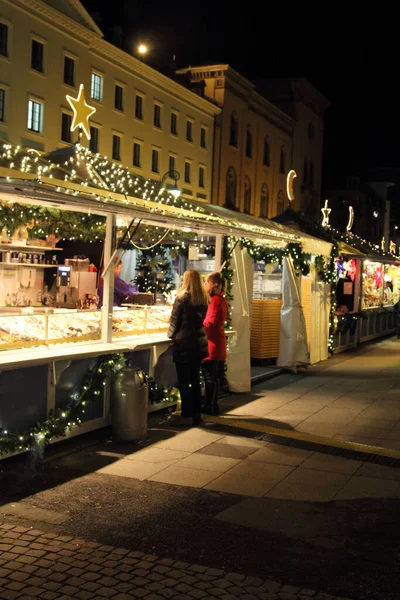 Pessoas Desfrutando Mercado Natal Wiesbaden Hesse Alemanha — Fotografia de Stock