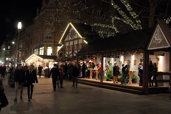 ドイツ ヘッセのヴィースバーデンのクリスマスマーケットを楽しむ人々 — ストック写真