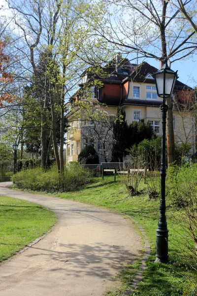 歴史的なBadehausと公園でBad Soden ヘッセ ドイツ バート ソーデン タウヌス Bad Soden Taunus — ストック写真