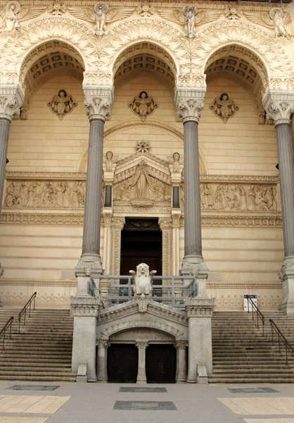 法国里昂第四圣母院的入口 具有高柱 雕像和浮雕图案的历史建筑大立面 — 图库照片