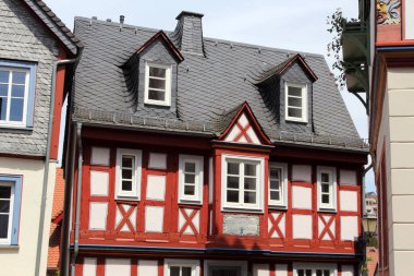 Idstein, Hesse, Almanya 'nın tarihi mimarisi. Ortaçağ mimarisi ve yarı keresteli evler (veya Fachwerk). Alman Kereste Çerçeve Yolu (Deutsche Fachwerkstrae), kasabaları fachwerk 'e bağlayan bir turizm rotasıdır..