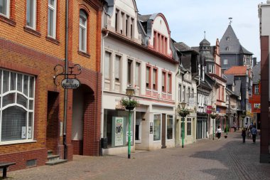 Idstein, Hesse, Almanya 'da ortaçağ mimarisi ve yarı keresteli evler (ya da Fachwerk). Alman Kereste Çerçeve Yolu (Almanca: Deutsche Fachwerkstrae), Fachwerk ile kasabaları birbirine bağlayan turistik bir yoldur..