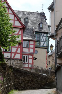Idstein, Hesse, Almanya 'da ortaçağ mimarisi ve yarı keresteli evler (ya da Fachwerk). Alman Kereste Çerçeve Yolu (Almanca: Deutsche Fachwerkstrae), Fachwerk ile kasabaları birbirine bağlayan turistik bir yoldur..