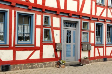 Idstein, Hesse, Almanya 'da ortaçağ mimarisi ve yarı keresteli evler (ya da Fachwerk). Alman Kereste Çerçeve Yolu (Almanca: Deutsche Fachwerkstrae), Fachwerk ile kasabaları birbirine bağlayan turistik bir yoldur..