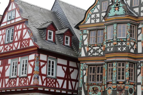 ドイツ ヘッセの歴史的建造物 中世建築と半木造住宅 またはFachwerk ドイツの木材フレームロード ドイツFachwerkstre 町と注目すべき工場を結ぶ観光ルートです — ストック写真