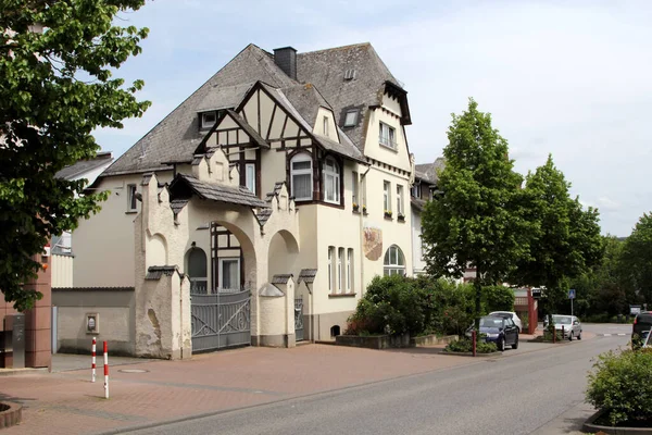中世建築と ドイツのヘッセのアイデシュタインにある半木造家屋 またはファフヴェルク ドイツ木材フレーム道路 ドイツ語 Deutan Fachwerkstrae 町と素晴らしい工場を結ぶ観光ルートである — ストック写真