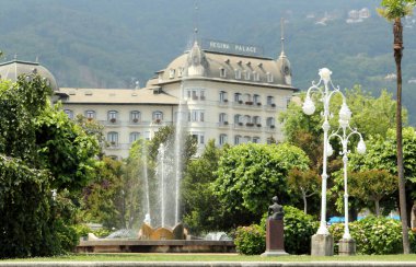 Maggiore Gölü üzerindeki tatil köyü Stresa, İtalya