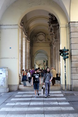 İtalya 'nın Piedmont bölgesinde sabah eski şehir merkezi Torino' da eski tramvayla sokak manzarası.