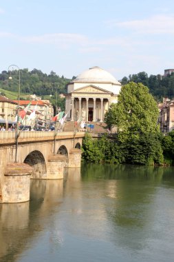 İtalya 'nın Piedmont bölgesinde sabah eski şehir merkezi Torino' da eski tramvayla sokak manzarası.