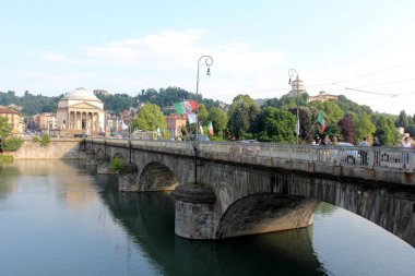 İtalya 'nın Piedmont bölgesinde sabah eski şehir merkezi Torino' da eski tramvayla sokak manzarası.