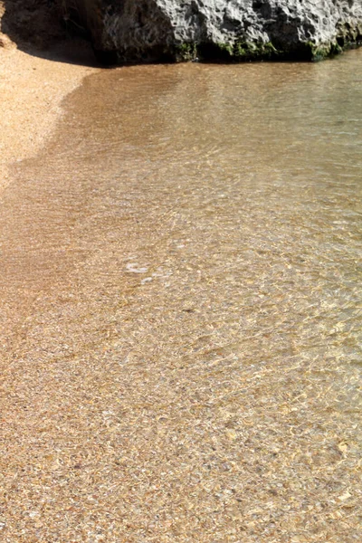 砂浜の上に透明な海の水 休日のコンセプト — ストック写真