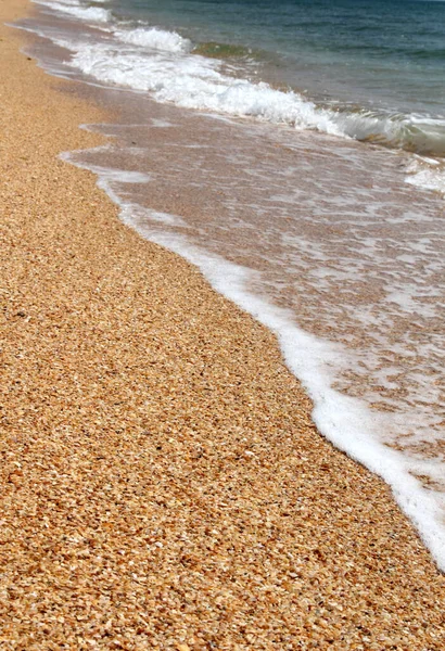 砂のビーチの上に透明な海の水を波 休日のコンセプト — ストック写真