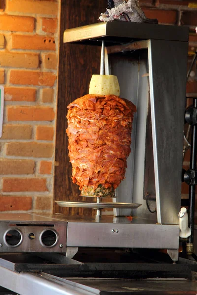 Ulica Żywności Grillowane Mięso Lub Kebab Specjalne Taca Gotowania Grill — Zdjęcie stockowe